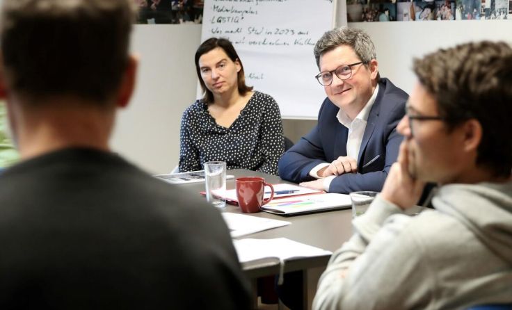 Landesrat Michael Lindner im Gespräch mit Streetworkern (Foto: Land OÖ/Denise Stinglmayr)