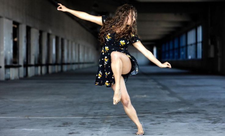Die Linzer Tänzerin und Künstlerin Mirjam Stadler lädt ein zum Schnuppern. (Foto: Mick Morley)