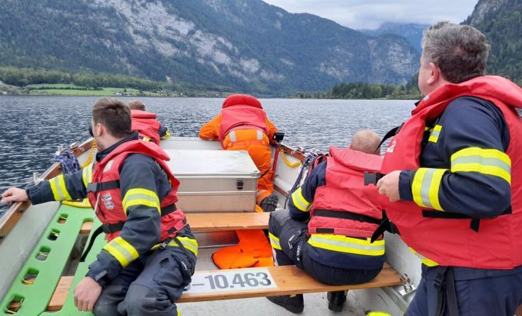Suchaktion am Hallstättersee. (Foto: FF Bad Goisern)