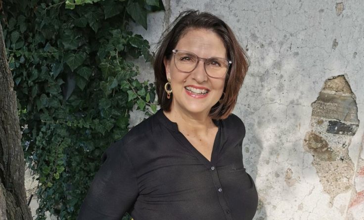 Beate Maxian stellt ihren neuen Krimi vor und leitet auch das Podiumsgespräch. (Foto: P. Gualtari)