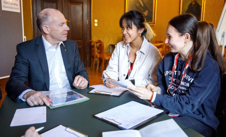 Landtagspräsident Max Hiegelsberger im Gespräch mit Jugendlichen. (Foto: HERMANN WAKOLBINGER)