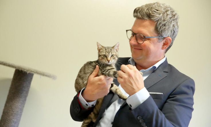 Landesrat Lindner bei einem Tierheim-Besuch. (Foto: Land OÖ/Denise Stinglmayr)