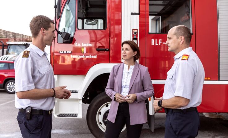 Feuerwehr-Landesrätin Michaela Langer-Weninger im Gespräch. (Foto: Land OÖ/Tina Gerstmair)