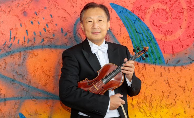 Violinist Lui Chan leitet das Konzert. (Foto: Margit Berger)