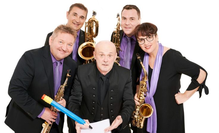 Das Quartett „4saxess“ und Karikaturist Rupert Hörbst (Foto: Otto Reiter)