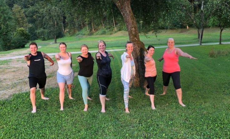 Yoga-Salon: Yoginis und Yogis mit Referentin Mirjam Langer (3. v. r.) (Foto: Yoga-Salon)