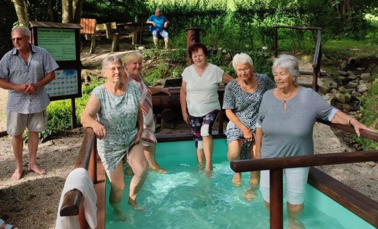 Gemeinsames Wassertreten an der Blindenmarkter Kneippstelle. (Foto: Kneipp Aktiv-Club Blindenmarkt)