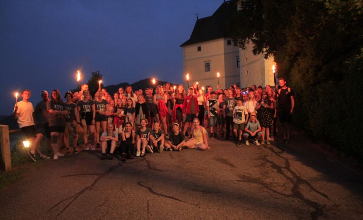 Beim Bezirkslager in Grein gabs auch eine nächtliche Fackelwanderung. (Foto: OÖJRK/Sarah Landgraf)