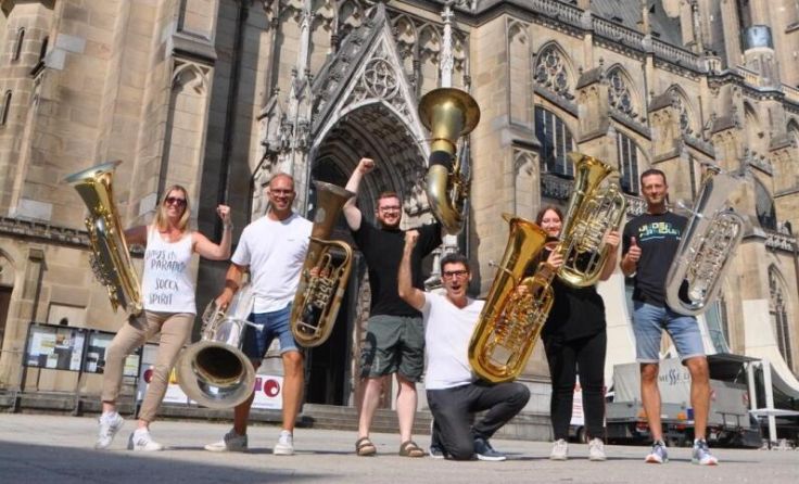 100 Musizierende auf der Tube spielen im Mariendom. (Foto: Andreas Trausner)