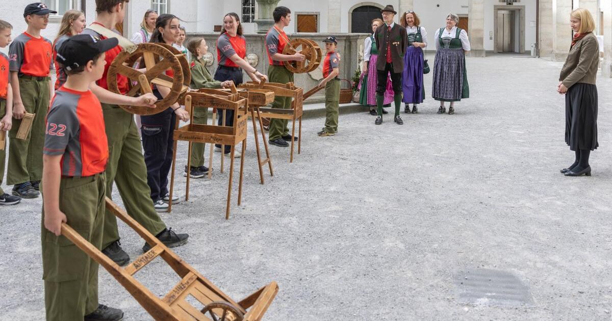 Osterratschen hallten durch die Gänge des Landhauses Linz