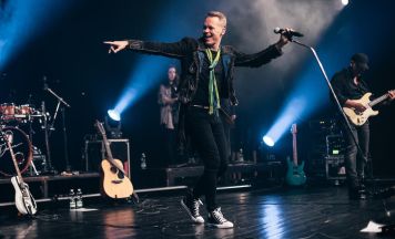 „Let's Dance! David Bowie“, bei, 73. Polizeiball OÖ im Brucknerhaus Linz