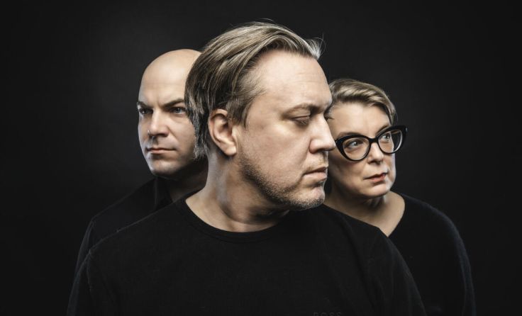 Nicholas Ofczarek mit Tamara Metelka und Nikolai Tunkowitsch (Foto: Nadine Poncioni Rusnov)