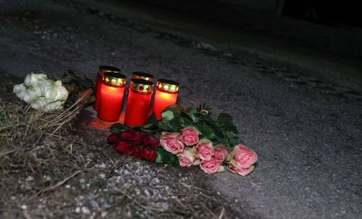 Blumen und Kerzen an der Unfallstelle (Foto: laumat/Matthias Lauber)