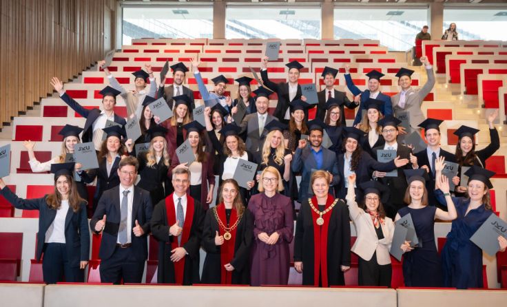 20 Frauen und zwölf Männer wurden für ihren JKU-Abschluss in Humanmedizin gefeiert. (Foto: JKU)