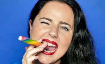 Nadja Maleh feiert Oberösterreich-Premiere mit Zuckergoscherl in Linz