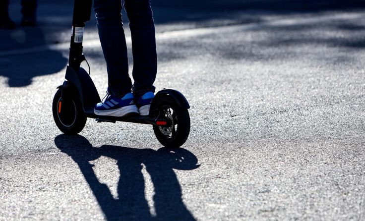 Ab 1. Mai gelten strengere Regeln für E-Scooter. (Foto: VOLKER WEIHBOLD)