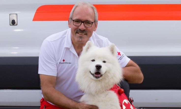 Klaus Wegerer mit Familienhund Benny (Foto: OÖRK/Wegerer)