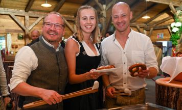 Gelungene Weißwurstparty mit Vizebürgermeister Hajart am Urfahranermarkt