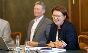 Langer-Weninger lud zum Runden Tisch zur aktuellen Holzmarktsituation