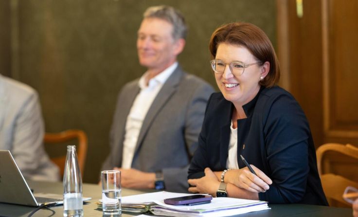Landesrätin Langer-Weninger beim Runden Tisch. (Foto: Land OÖ/Lina Spenlingwimmer)