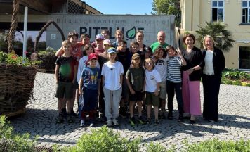 Volksschulkinder lernen bei „Klasse macht Garten mit allen Sinnen