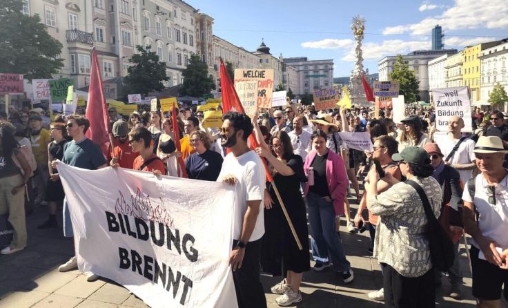 Rund 1.400 waren bei der Kundgebung am Donnerstag am Linzer Hauptplatz. (Foto: Tips/ks)