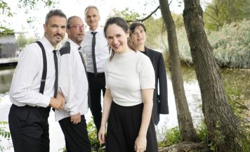 Improgruppe zebras im Schwimmbad