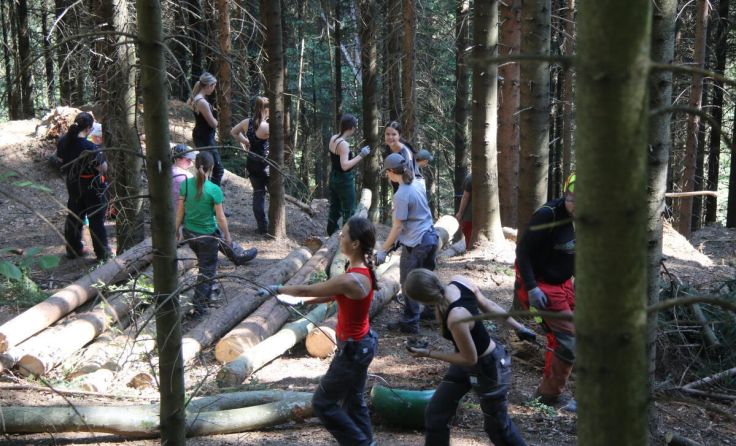 Die Schülerinnen arbeiten mit Kleinseilwinden und LogLine. (Foto: HBLA Elmberg)