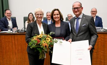 Goldene Ehrenmedaille der Wirtschaftskammer OÖ für Sery-Froschauer