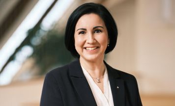 Stefanie Christina Huber als Präsidentin des Sparkassenverbandes wiedergewählt