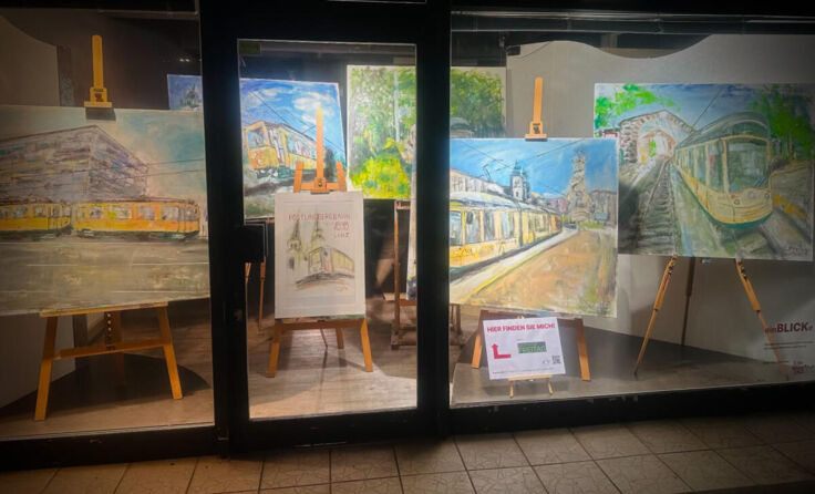 Blick in das Schaufenster mit Arbeiten von Künstler Gazmend Freitag. (Foto: Gazmend Freitag)