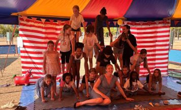 Kuddelmuddel Pop-up-Zirkus begeisterte Kinder in der Grünen Mitte