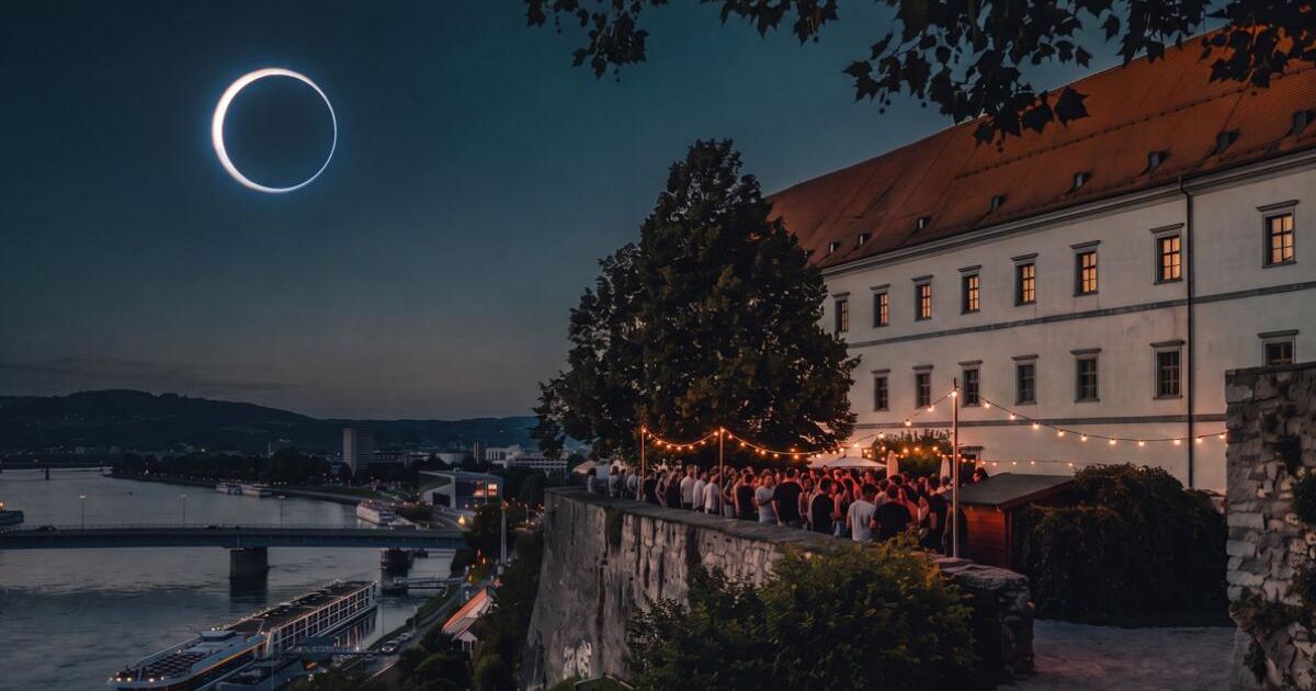 Eclipse über den Dächern von Linz, bei Sonnenfinsternis-Party im ...