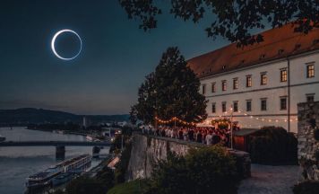 Eclipse über den Dächern von Linz, bei Sonnenfinsternis-Party im Schlosscafe