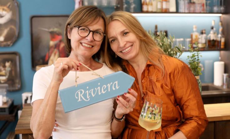 Renate Lugmayr (l., La Petite France) und Tina Stoica (tinamisu) laden ein. (Foto: studio e, Linz)