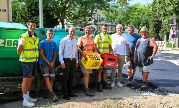Abkühlung für Bauarbeiter bei Linzer Löwenfeldschule