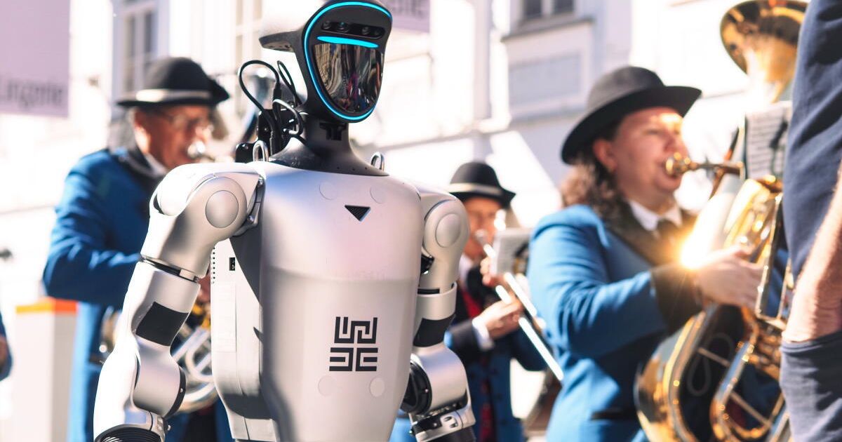 Where humans and robots meet: 30 years of the Ars Electronica Center