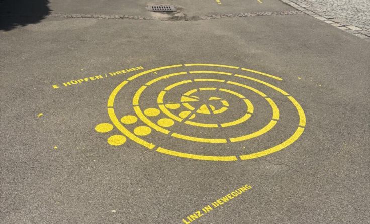 Erneuerte Bewegungslinien am Linzer Allendeplatz (Foto: Stadt Linz)