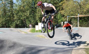 Neuer Pumptrack in der Neuen Heimat bietet Fahrspaß auf zwei Strecken