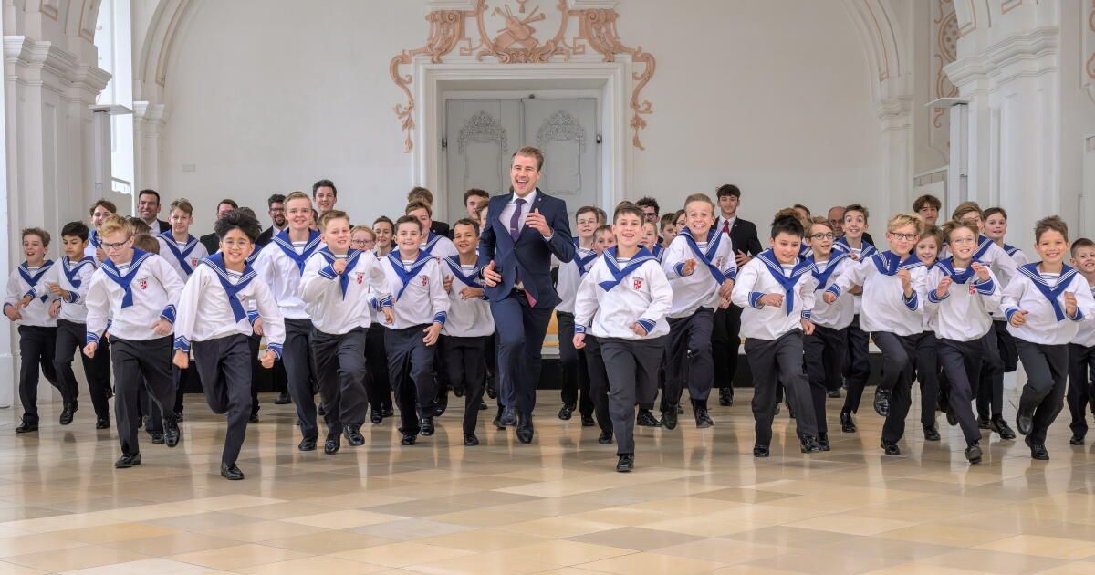 St. Florianer Sängerknaben und Little Singers of Armenia singen im Alten ...