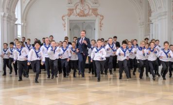 St. Florianer Sängerknaben und Little Singers of Armenia singen im Alten Dom Linz