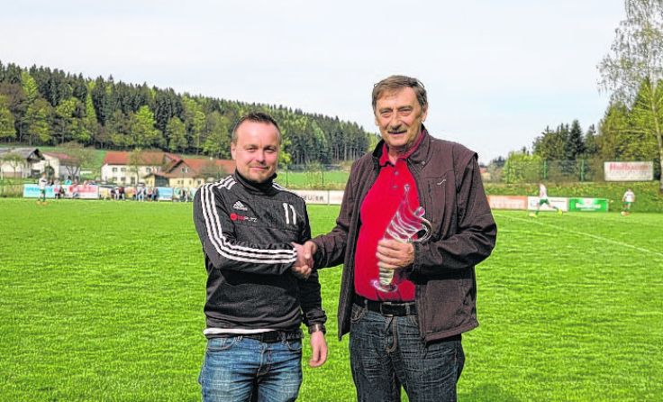 Sektionsleiter Thomas Plöckinger bedankte sich bei Johann Unger.