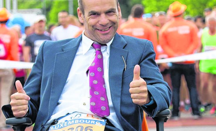 Günter Dieplinger lief im Anzug und mit einem Bürostuhl 42,2 Kilometer. Foto: Norbert Wilhelmi