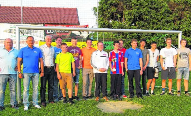 Die „Alten Herren Neuhaus“ holten sich den Fußball-Ortsmeistertitel.
