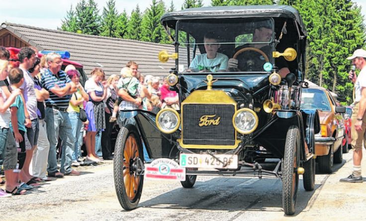 Liebhaber alter Boliden kommen bei der Sauwald Rallye in Vichtenstein voll auf ihre Kosten.