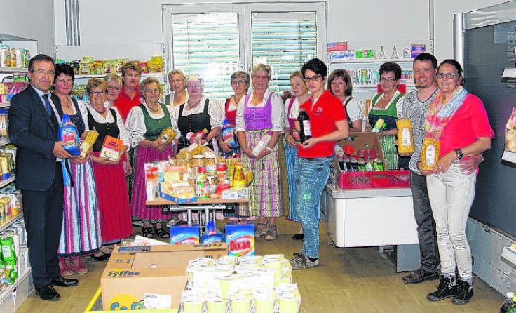 Die Goldhaubenfrauen sammelten für den Sozialmarkt in Schärding.
