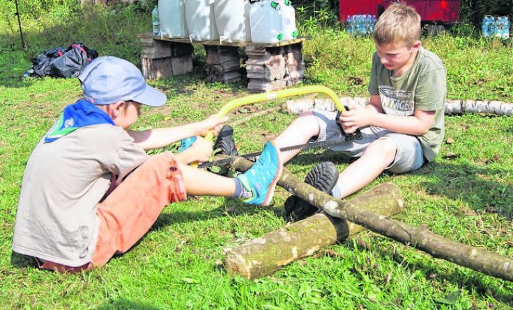 Zwei Späher der Sauwald Scouts beim Holzsägen Fotos: Sauwald Scouts