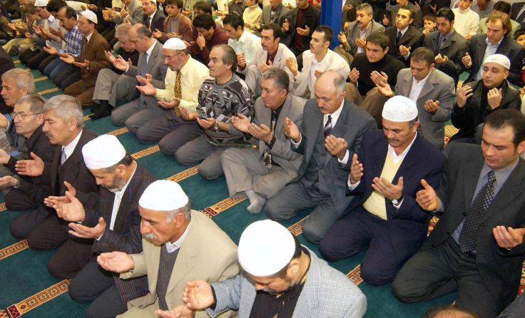 Verschiedene Glaubensgemeinschaften laden zum Gebet um Menschlichkeit. Fotos: Wodicka
