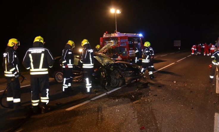 Der schwer demolierte BMW Fotos: FF Andorf