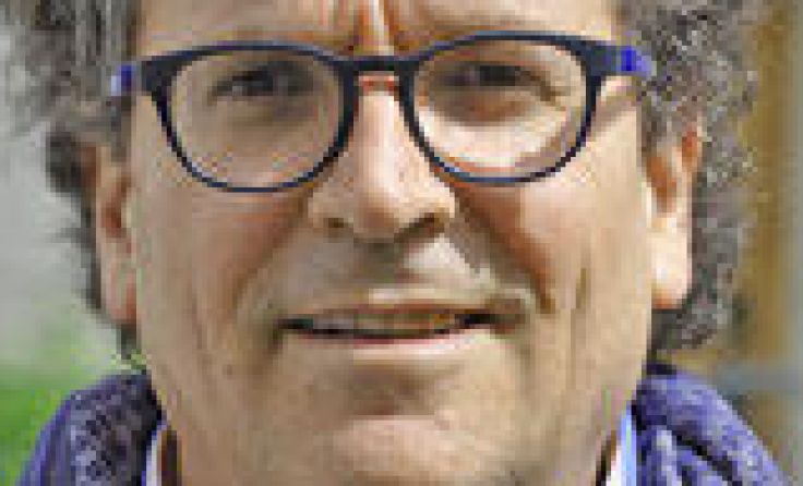 Karl Pumberger präsentiert sein Buch.